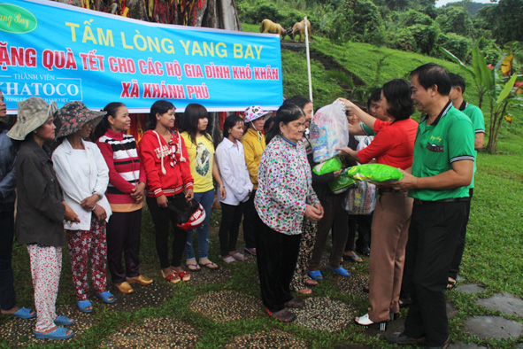 Công đoàn tặng 1.200 suất quà cho người nghèo có hoàn cảnh khó khăn nhân dịp tết Nguyên đán.